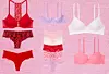 Crveni grudnjak 35,99 €/ Gaćice s motivom srca 21,99 €/ Čipkaste crvene gaćice 15,99 €/ Čipkasti grudnjak lila nijanse 50,99 €/ Set od 5 gaćica 39,99 €/ Bijeli grudnjak s motivom srca 39,99 €, Grudnjak roza boje 56,99 €, sve Victoria‘s Secret