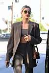 Hailey Bieber itekako zna kako najbolje nositi it torbicu sezone