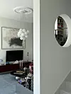 Luster u boravku također je zamišljen kao mekan i organskog oblika pa se onaj talijanskog brenda Ideal Lux lijepo uklopio