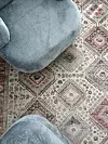 Kombiniranjem različitih materijala, tekstura poput pliša, kože i šenila i boja na foteljama i garnituri, a i općenito u uređenju prostora, dobivamo slojevitost i dubinu