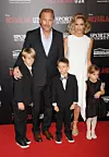 Kevin Costner 2015.sa drugom suprugom Christine Baumgartner i njihovo troje djece: kćeri Grace i sinovima Hayesom te Loganom