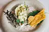 Poširana kamenica, salata od shiso lista, pjena od lista kamenice, tuile od hrena