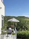 Balkon je prava mala intimna oaza za odmaranje uz pogled u zelenilo i šumu