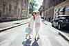 Ana nosi kukičanu haljinu Twinset / tote torbu s uzorkom Coccinelle; Karla / sandale na petu Giancarlo Paoli; Karla / Jelena nosi traperice s uzorkom i bluzu Twinset / torbicu za preko ramena See by Chloe; Karla / natikače s ukrasom See by Chloe; Karla