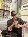U ispijanju omiljene limunade bez šećera, toplog napitka kojim započinje dan