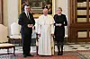 Bivši hrvatski premijer Tihomir Orešković i njegova supruga Sanja Orešković na susretu s papom Franjom 2016.