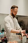 Dominik Bečvardi autor je 5 zanimljivih signature koktela inspiriranih ljetom