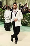 Jonathan Bailey na MET Gali u New Yorku početkom svibnja