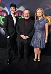 Wayne sa sinom Liamom i suprugom Clare na premijeri novog filma