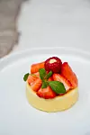 Pavlova sa sezonskim voćem