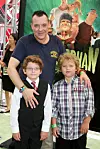 Sa sinovima blizancima Jaydenom i Jaggerom na filmskoj premijeri 2012.