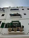 Šetnja uskim kamenim ulicama vodi vas pored šarmantnih bijelih kuća, malenih dućana i lokalnih galerija