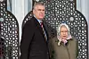 Kraljica Elizabeta i sin princ Andrew.