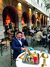 Ronald Braus na terasi Kavane ogledala.