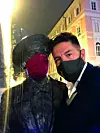 Roland Braus masku je stavio i kipu pjesnika Umberta Sage.