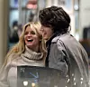 NYC 12/30/06.EXCLUSIVE: Jessica Simpson and John Mayer shopping and high-fiving together at the jewelry counter in Barneys on Madison Avenue.Digital, Image: 20230527, License: Rights-managed, Restrictions: , Model Release: no, Credit line: PHOTOlink / Newscom / Profimedia