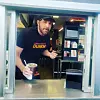Ben Affleck posluživao je goste i snimio reklamu za Dunkin Donuts u drive-thru restoranu u Bostonu