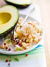 Avocado und Krabbenfleischsalat mit Blumenkohl und Rosinen