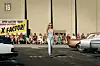 Mia Goth u dvodjelnom traper kombinezonu