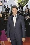 Lucas Bravo, nakon uspjeha serije, glumit će u filmu s Julijom Roberts i Georgeom Clooneyjem.