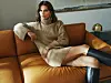 Helena nosi tuniku MAX MARA; čizme ISABEL MARANT, Nicolas Concept Store; nakit PRAHIR FINE JEWELRY
