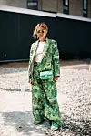 Eklektični look s odijelom i tenisicama Fotografija: IMAXtree