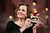 Sigourney Weaver sa Zlatnim lavom koji joj je uručen kao nagrada za životno djelo