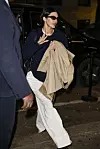 Kendall Jenner ovih je dana u Milanu gdje je u večernjem izlasku odlučila nositi casual profinjenu modnu kombinaciju