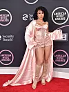 Pjevačica Kali Uchis u svilenom rozom korzetu.