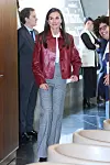 Kožna jakna crvene nijanse s kopčanjem na gumbe bila je ključni element cijelog outfita