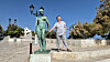 Nataša Mesarić pokraj skulpture Dona Mediterrania