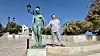 Nataša Mesarić pokraj skulpture Dona Mediterrania