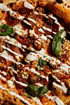 Posebno mjesto na jelovniku zauzima i pizza koja poštuje napuljsku tradiciju, ali ima vlastiti identitet, mirisom podsjeća na Napulj, a karakterom ostaje vjerna Mimi Italian Clubu