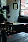 Zemljane nijanse donose mir, a drvo sugerira stabilnost postojanost.