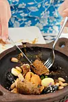 Tagine je jelo od mesa i voća koje se priprema u glinenoj posudi