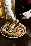 Duje Kačunić godinama se bavio istraživanjem različitih stilova pizza, fermentacije i tehnika rada s tijestom, s ciljem da rezultat bude lagan, prozračan i lako probavljiv