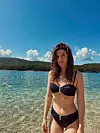 Redateljicu i glumicu plaža vraća u vrijeme kad je bila raščupano, bezbrižno i neposlušno dijete koje se igralo u pijesku i na glavu skakalo u more