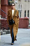 Khaite kaput, Jimmy Choo štikle i Louis Vuitton LV Arch torba
