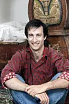 Bronson Pinchot proslavio se kao otkačeni Balki, daljnji rođak novopečenog Njujorčana Larryja koji mu nenadano stiže s otoka Myposa