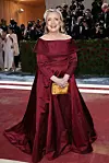 Za svoj prvi dolazak na MET Galu Hillary Clinton je odabrala tamnocrvenu večernju haljinu Altuzarra