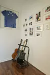 Kutak u stanu u kojem su izložene njegove drage uspomene - Dinamov dres, gitare i fotografije najljepših obiteljskih trenutaka
