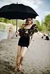 Haljina s asimetričnom naramenicom od organdija ALEXANDRE VAUTHIER; predimenzionirane naušnice BALENCIAGA, Nightboutique; sandale MANOLO BLAHNIK, privatno vlasništvo