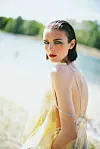 Haljina od printane svile s naramenicama od Swarovski kristala P. FRITSCHE, naušnice privatno vlasništvo