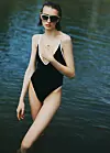 Body s kontrastnim porubom SIMONE WILD, Nightboutique, kontrastne vintage 80s naočale iz fundusa stilistice, naušnice privatno vlasništvo