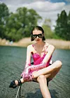 Haljina od drapirane svile DSQUARED2, cipele s kopčama BALENCIAGA, naočale s dekorativnim pozlaćenim detaljima i rukavice od metalizirane kože GUCCI, sve Nightboutique, naušnice privatno vlasništvo