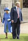 Trump je tijekom kraljičinog posjeta Americi 2018. hodao ispred nje, što nije prema protokolu.