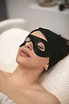 Pola sata opuštanja pod maskom Replenish Glow - za hidrataciju područja oko očiju.