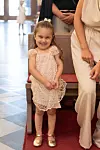 Dora Lia je sama odabrala zlatne sandalice koje je nosila uz bež cvjetnu haljinicu