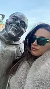 Novinarka Ana Strizić i Schöne Náci, spomenik posvećen Ignácu Lamáru, poznatom stanovniku Bratislave