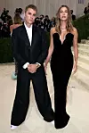 Justin Bieber (Drew House) i Hailey Bieber (Saint Laurent)